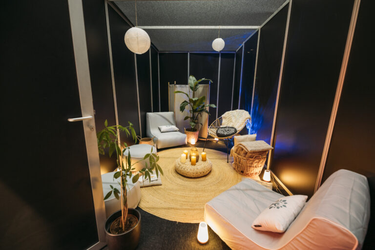 Een sfeervolle Sensory Quiet Room van Meeting in Balance op een zakelijk evenement, ingericht als rustruimte voor ontprikkeling.