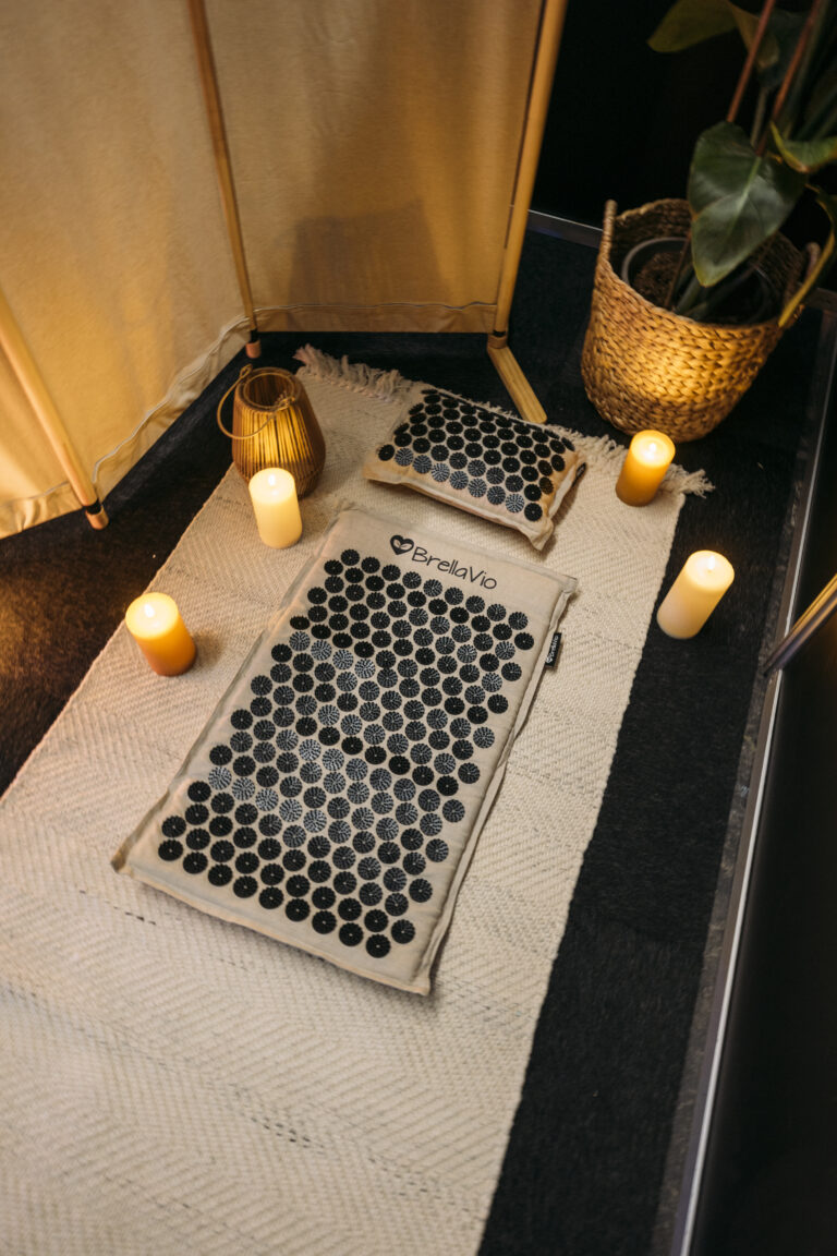 Een spijkermat in de Sensory Quiet Room van Meeting in Balance, ingezet als wellness-activatie voor diepe ontspanning tijdens een evenement.