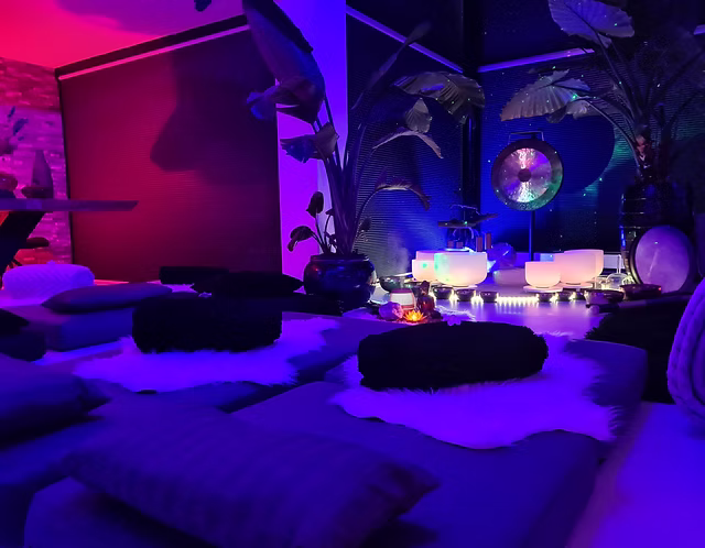 Deelnemers van een corporate event ontspannen tijdens een sound meditation sessie - Meeting in Balance Wellness Experiences.